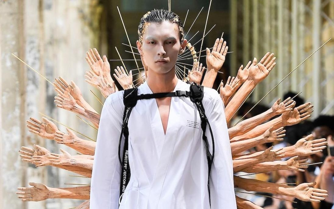 'Phat nghin tay', suit xuyen thau gay sot tai Tuan le thoi trang Paris hinh anh