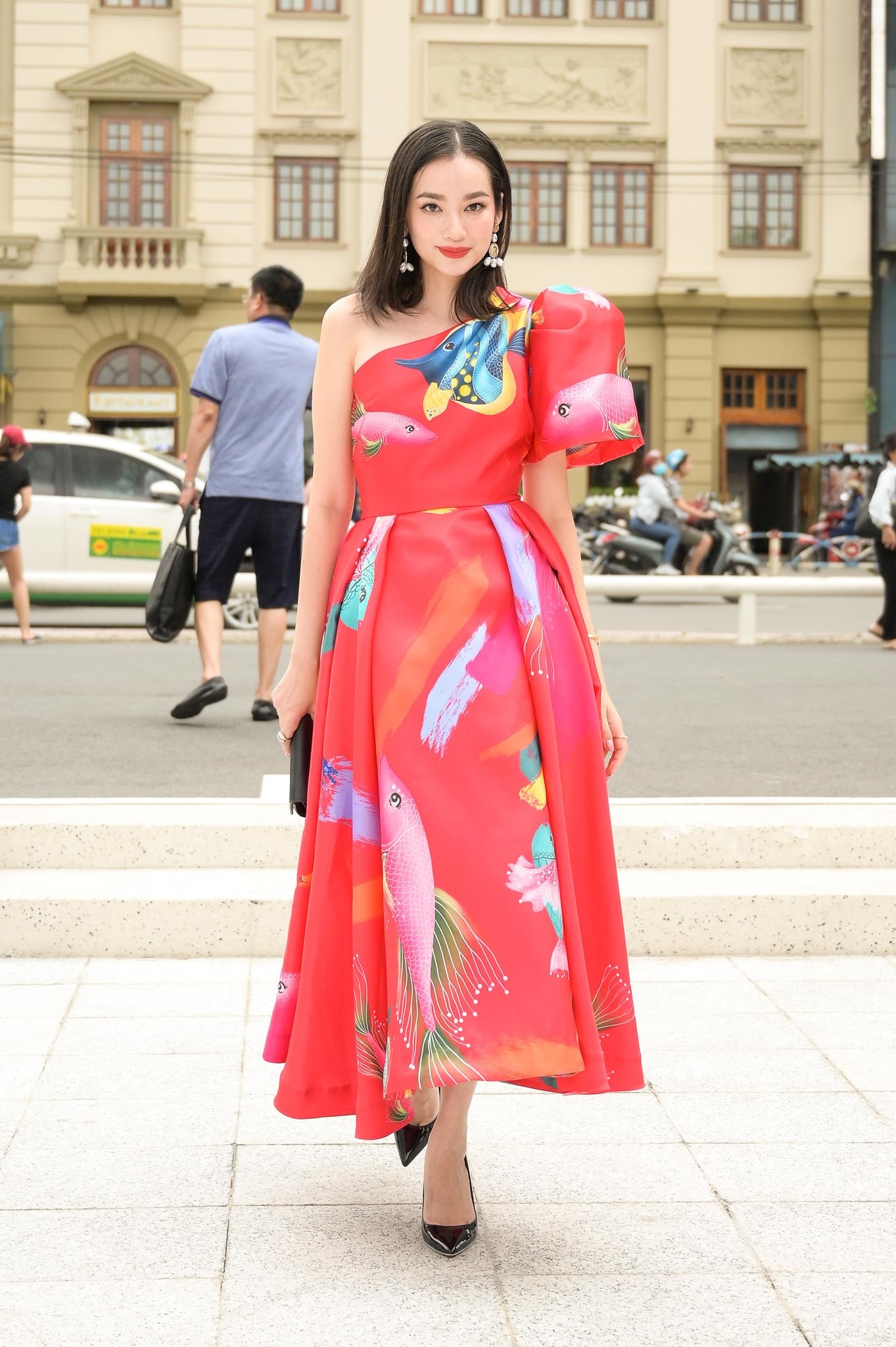 Hoa hau Tieu Vy thuan khiet anh 2