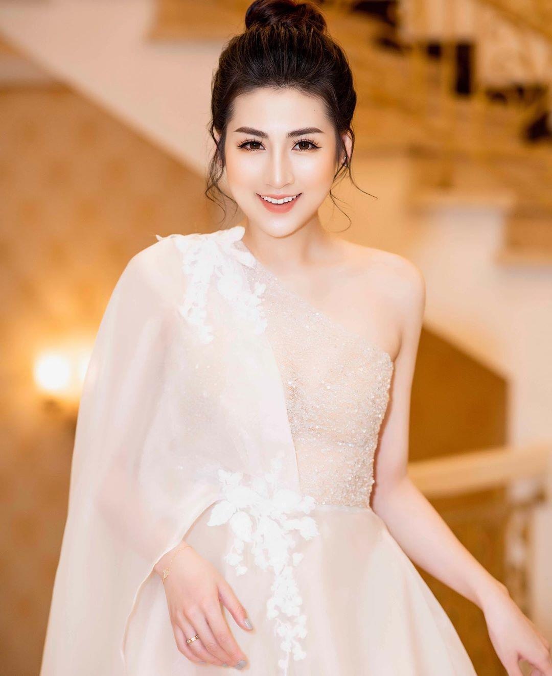 Hoa hau Tieu Vy thuan khiet anh 5