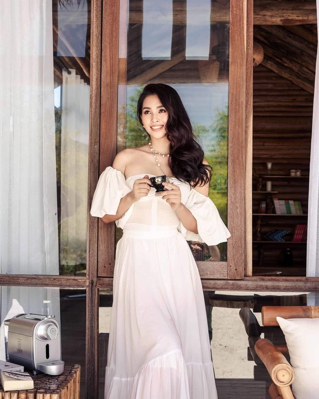 Hoa hau Tieu Vy thuan khiet anh 1