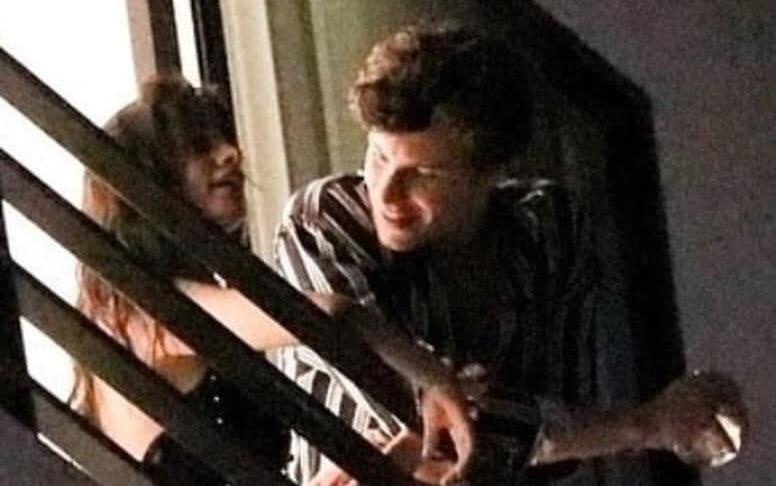 Shawn Mendes than mat ben Camila Cabello tai phong rieng hinh anh