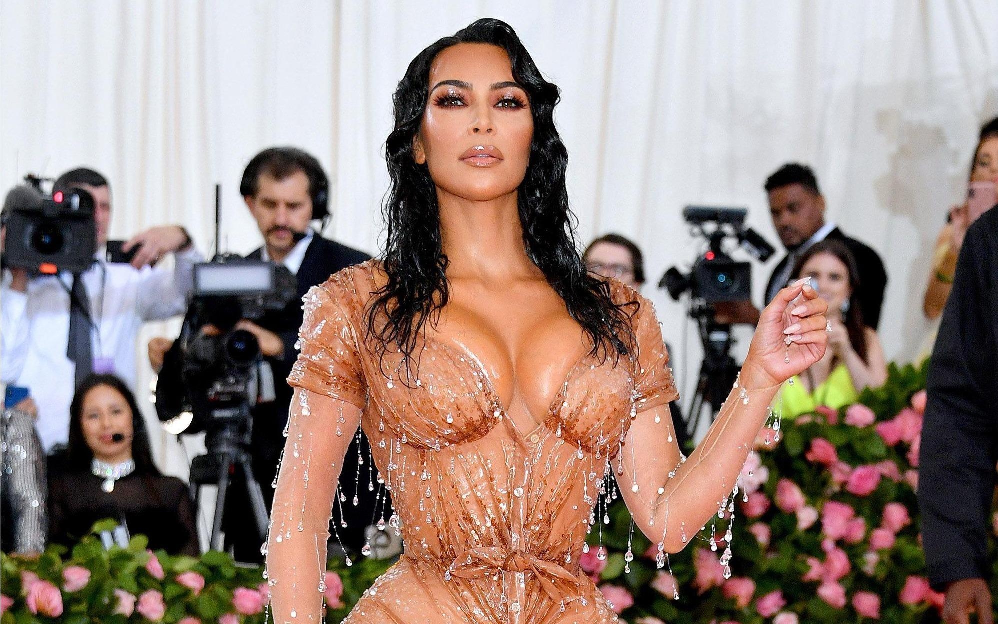 Kim Kardashian bi lom lung va bung vi mac vay ao siet chat co the hinh anh