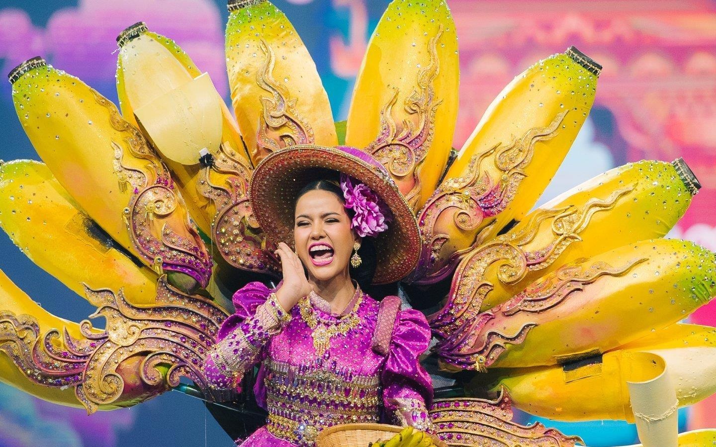 Thi sinh hoa hau gay cuoi voi trang phuc hinh con cua, chuoi va cu toi hinh anh