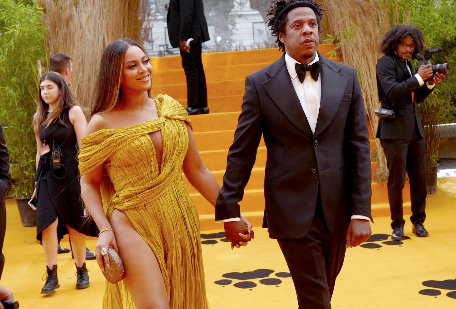Beyonce dien vay xe tao bao cua Cong Tri tren tham do 'The Lion King' hinh anh