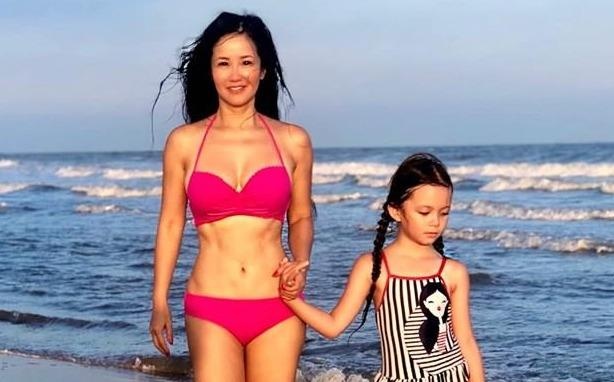 My nhan Viet tuoi U40, U50 van tu tin khoe dang goi cam voi do boi hinh anh