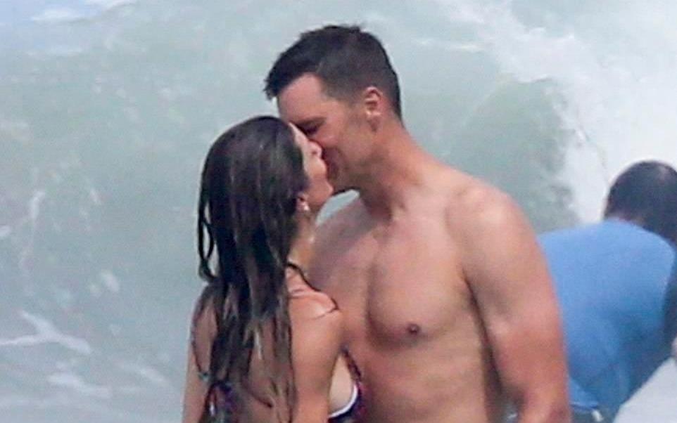 Sieu mau noi y khoa moi dam duoi chong cau thu tren bien hinh anh