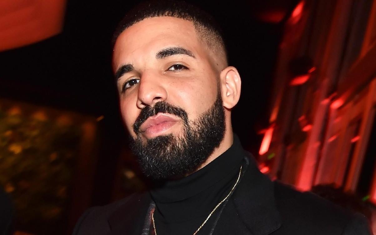 Drake bi to nem chai bia vao dau khien fan nu bi dong kinh hinh anh