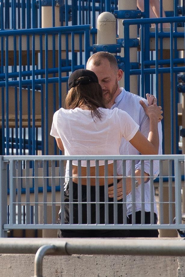 Irina Shayk thân mật với trai lạ ảnh 2 Irina Shayk than mat voi trai la anh 2