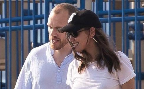 Irina Shayk than mat ben trai la hau chia tay Bradley Cooper hinh anh