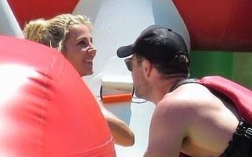 Chris Hemsworth om ap vo hon 7 tuoi trong chuyen du lich chau Au hinh anh