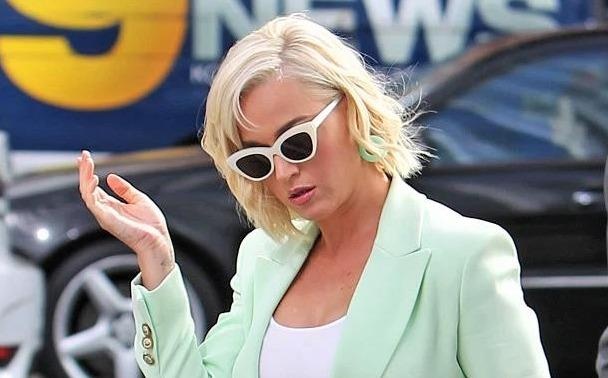 Katy Perry mac sang chanh den toa, binh than du bi kien dao nhac hinh anh