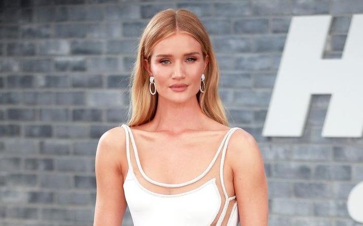 Rosie Huntington-Whiteley noi bat voi dam xe cao khong noi y hinh anh
