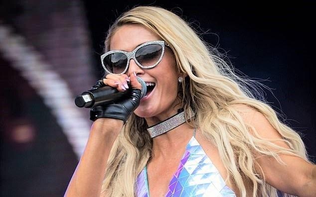 Paris Hilton lo hang vi mac vay sieu ngan, bi che khi lam DJ hinh anh