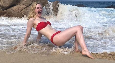 'Nang tieu thu Hollywood' khoe lan da trang su voi ao tam hai manh hinh anh