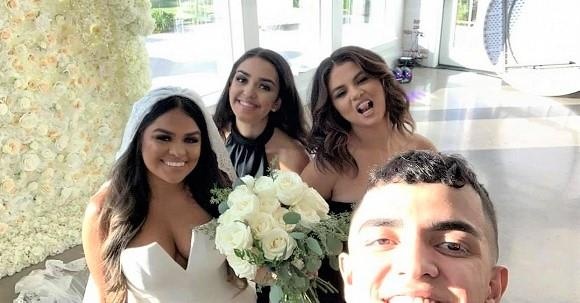 Selena Gomez khoe nguc anh 1