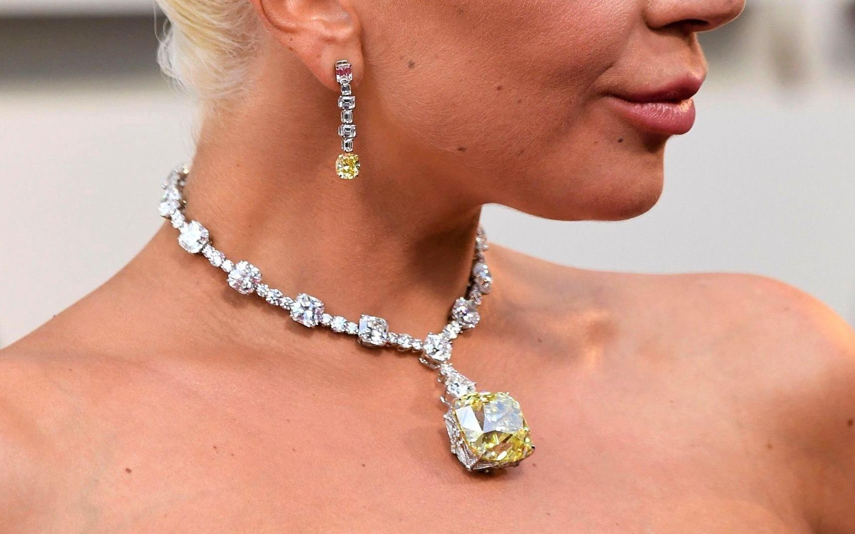 Man nhan voi BST kim cuong dang cap cua Lady Gaga va my nhan quoc te hinh anh