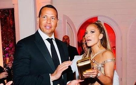 Ben trong tiec sinh nhat lan thu 50 cua Jennifer Lopez hinh anh