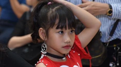 Mau nhi Viet trang diem dam, mac ho nhu nguoi lon hinh anh