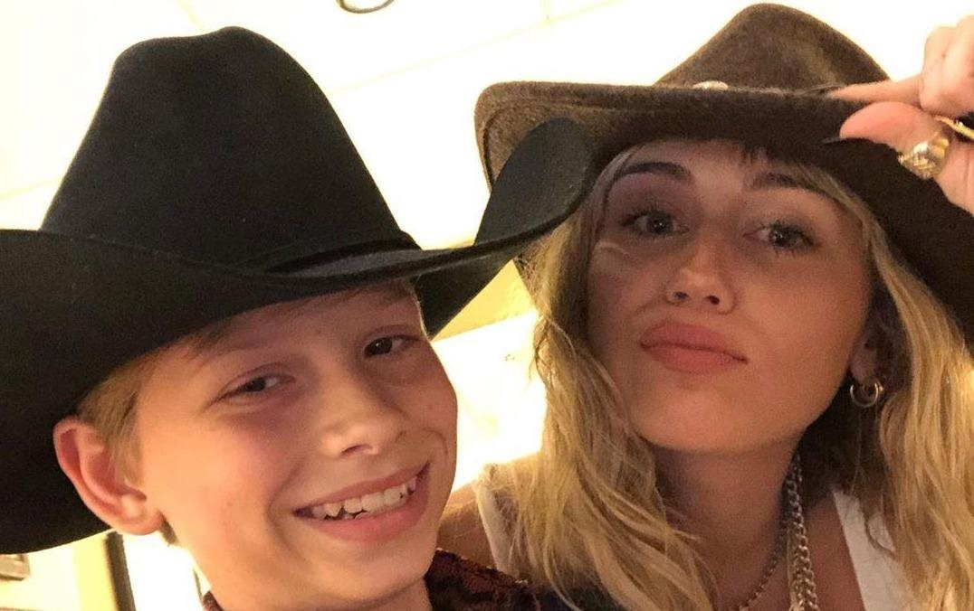 Miley Cyrus bi chi trich vi lo nguc truoc mat ca si nhi hinh anh