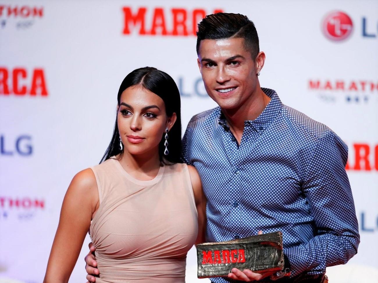 Ban gai Ronaldo bung to anh 1