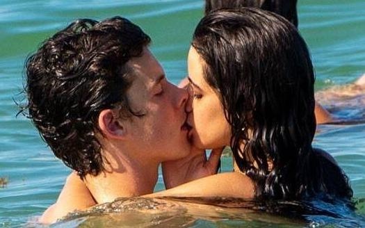 Shawn Mendes hon Camila Cabello dam duoi khi cung tam bien hinh anh