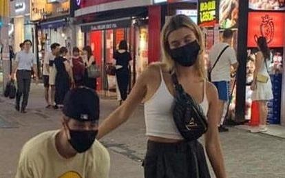 Vo chong Justin Bieber bit kin mat tren duong pho Nhat Ban hinh anh