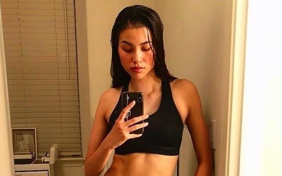 Pham Huong catwalk trong phong thay do hinh anh