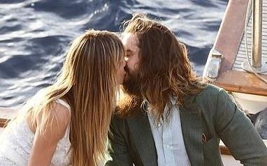 Heidi Klum khoa moi chong kem 16 tuoi tren du thuyen hinh anh