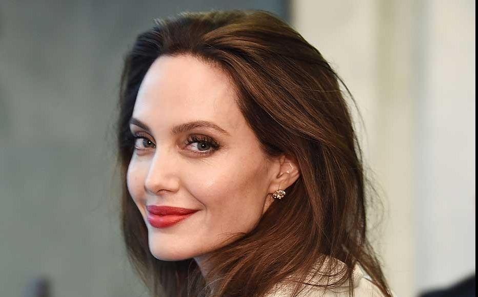 Angelina Jolie ban nude, lo hinh xam kin lung hinh anh