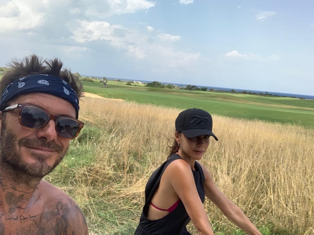 David Beckham bat hoa voi con trai anh 2