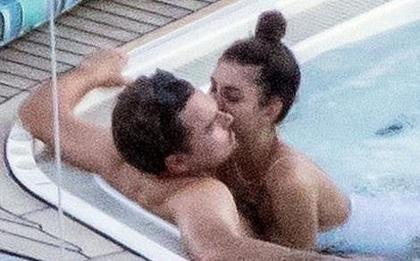 Ban gai kem 23 tuoi hon Leonardo DiCaprio o be boi hinh anh