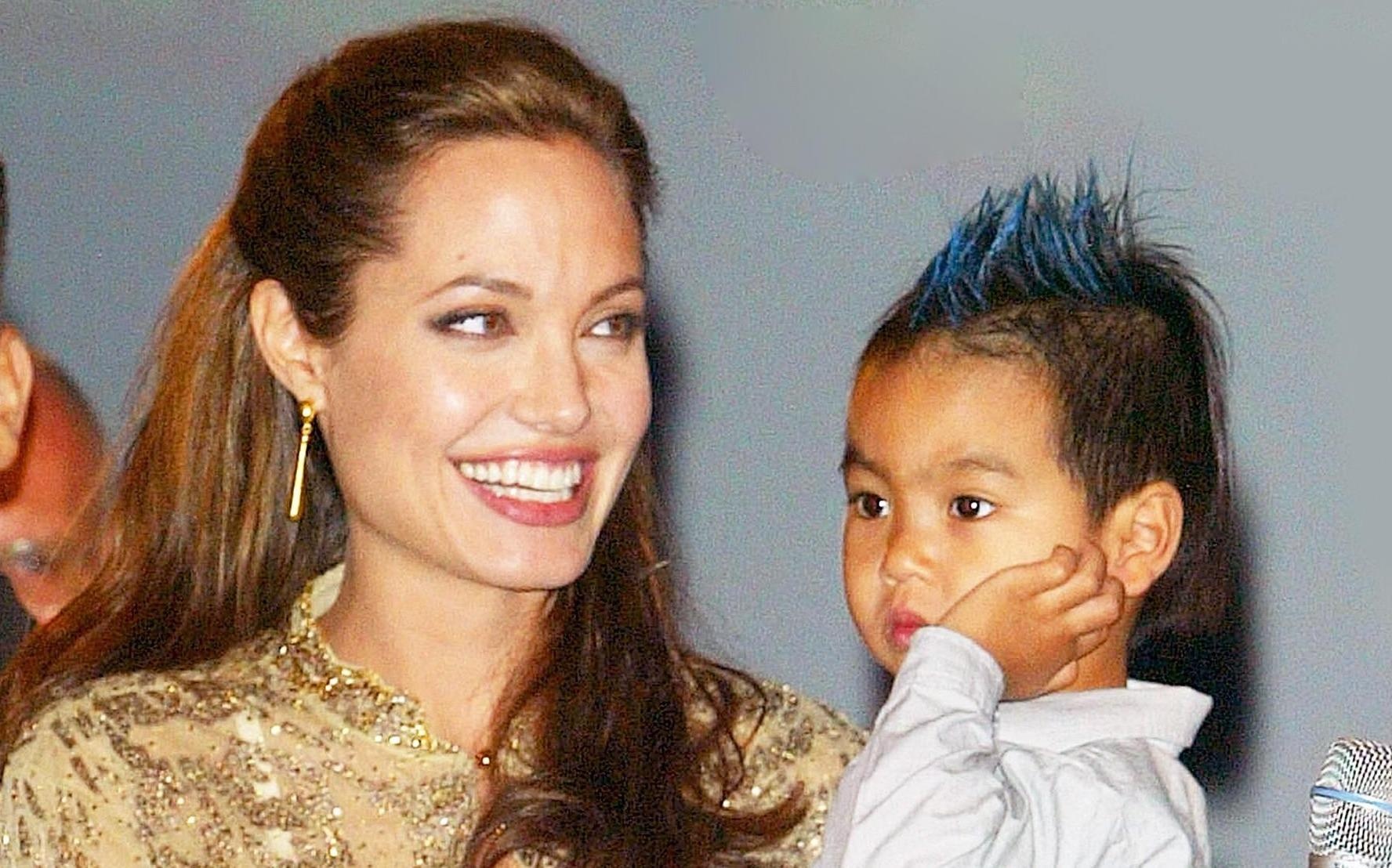 Con trai ca cua Angelina Jolie ngay cang truong thanh, hoc gioi hinh anh