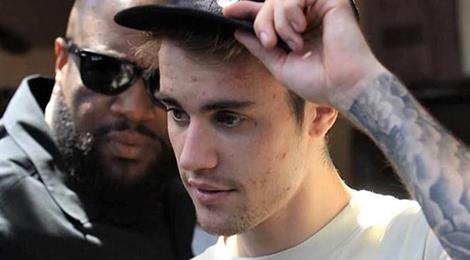 Justin Bieber va nhung lan bi che loi thoi, mat day mun hinh anh