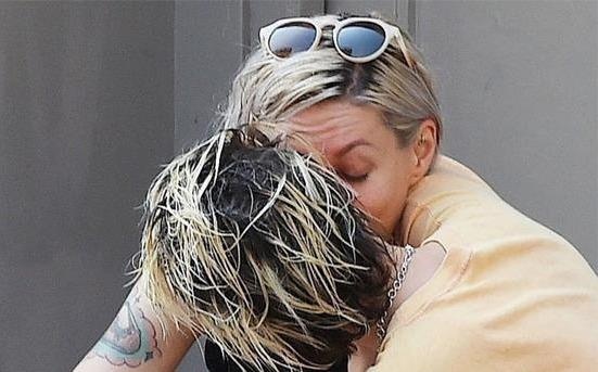 Kristen Stewart hon moi gai la, nghi van da chia tay thien than noi y hinh anh