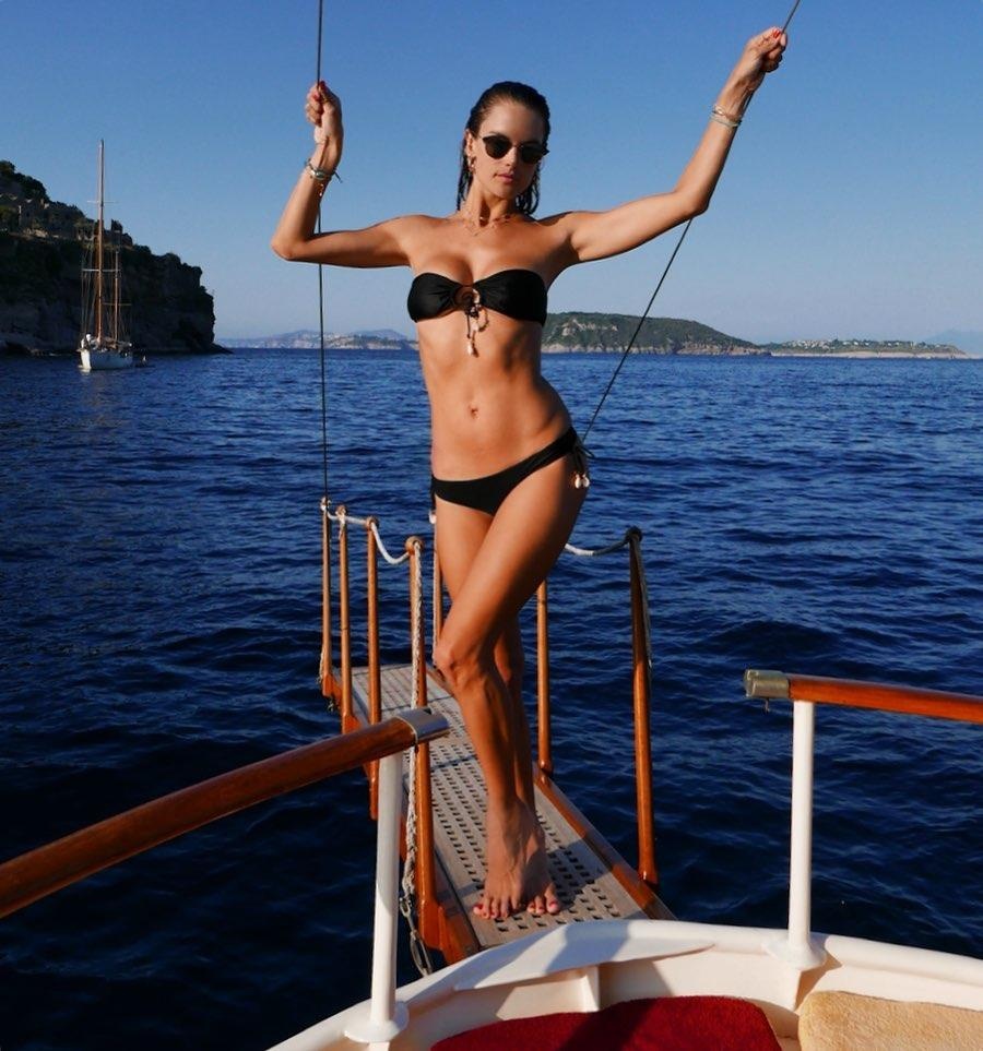 Sao nữ mặc bikini khoe dáng ảnh 8 Sao nu mac bikini khoe dang anh 8