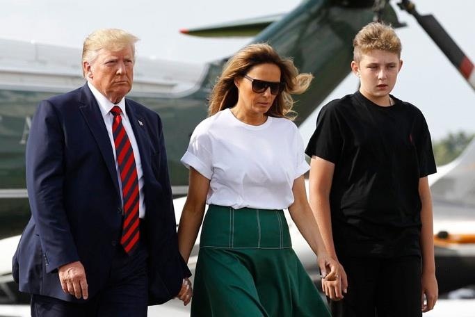 Barron Trump duoc doan cao hon 2 m khi dung canh nguoi cha noi tieng hinh anh
