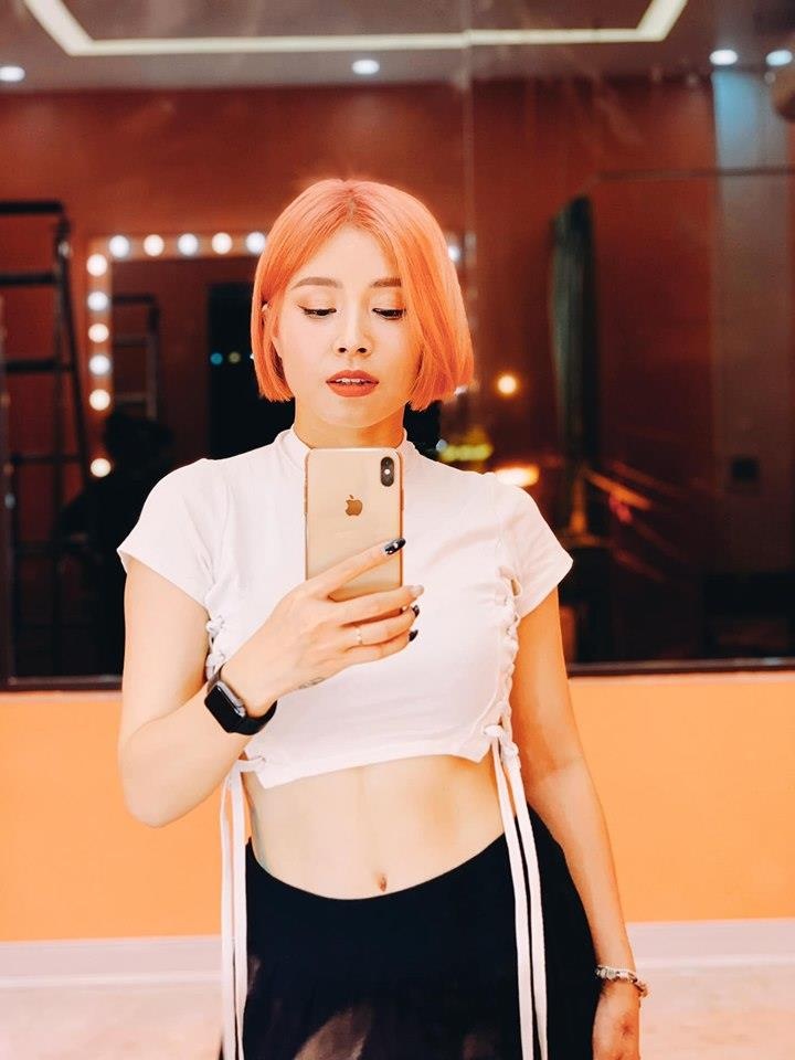 MC Hoang Linh nong bong anh 2