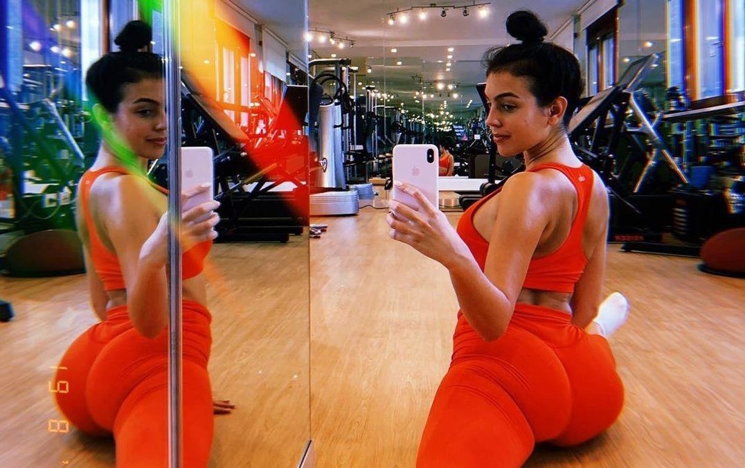 Ban gai Ronaldo khoe than hinh nong bong trong phong tap gym hinh anh