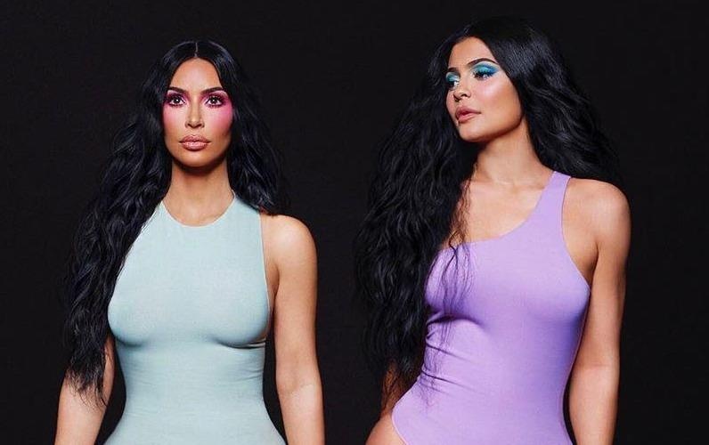 Kim Kardashian bi photoshop loi, xuat hien 6 ngon chan hinh anh