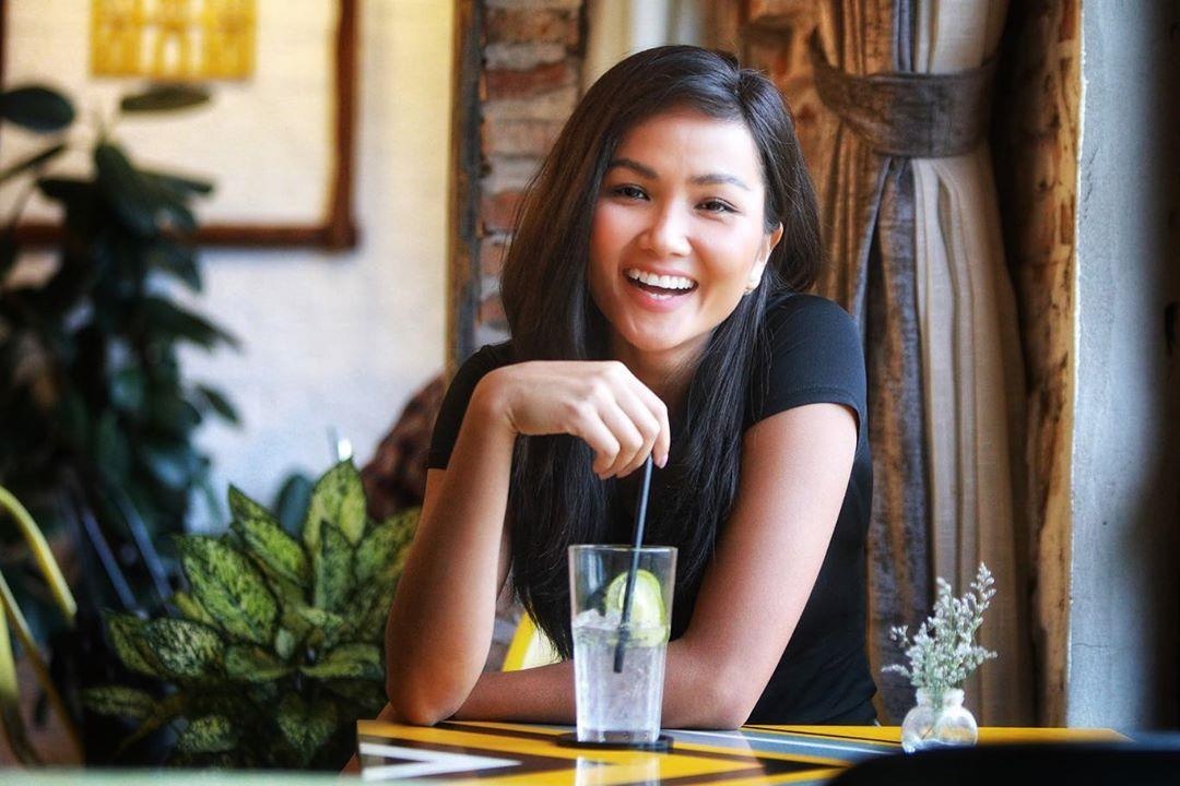 H'Hen Nie len tieng khi NTK Viet Hung noi 'gia dinh khong kho khan' hinh anh