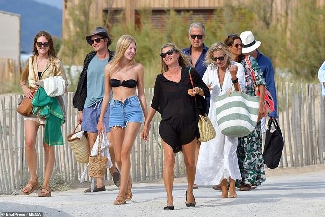 Kate Moss khoe dang voi bikini anh 5