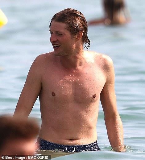 Kate Moss khoe dang voi bikini anh 2