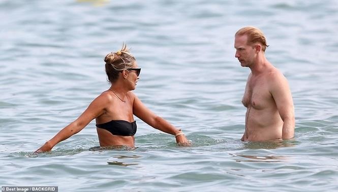 Kate Moss khoe dang voi bikini anh 3