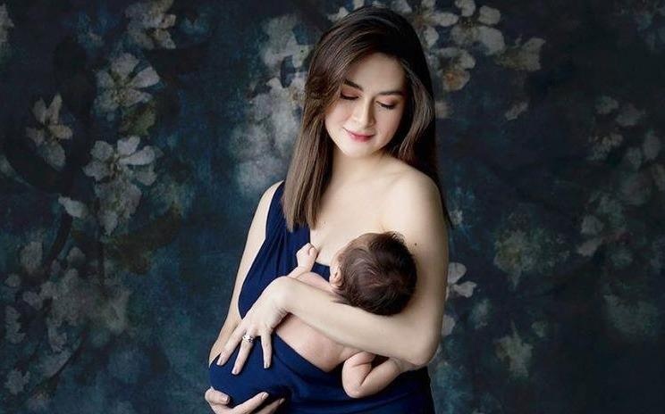 'My nhan dep nhat Philippines' mac vay tre am con trai 4 thang tuoi hinh anh