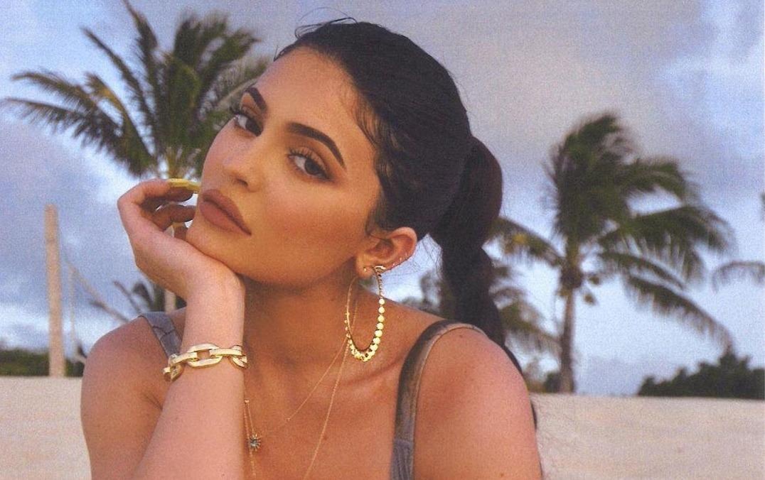 Kylie Jenner mai khoe tu giay hieu truoc tham hoa chay rung Amazon hinh anh