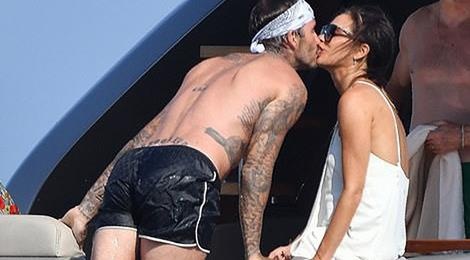 David Beckham khong ngung om ap, khoa moi vo tren du thuyen hinh anh