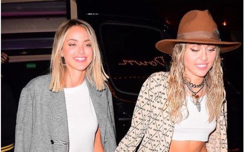 Miley Cyrus tay trong tay ban gai Kaitlynn Carter du tiec VMAs hinh anh