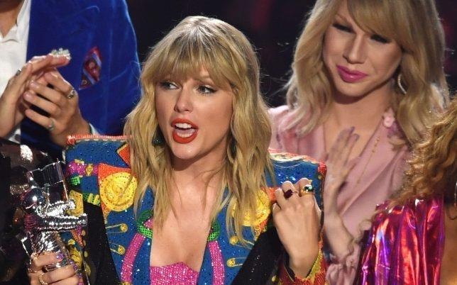 Taylor Swift gap su co 'do khoc do cuoi' tai VMAs 2019 hinh anh