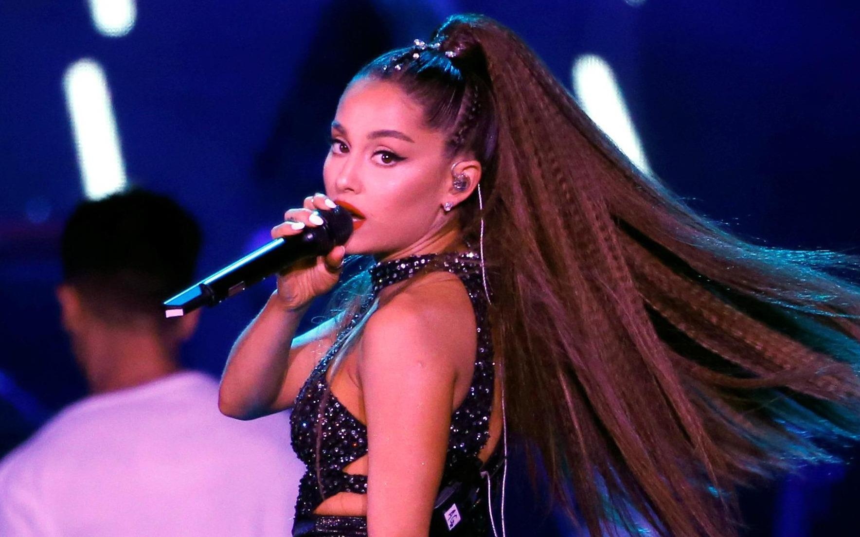 Ariana Grande, BTS vang mat khi thang giai VMAs hinh anh