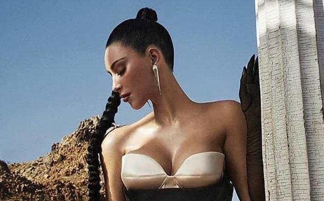 Kim Kardashian khoe voc dang dong ho cat nong bong tren bia tap chi hinh anh